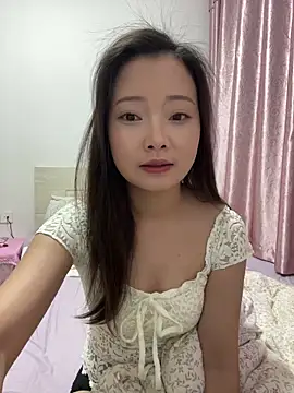 BIGBABYYEYE online show from April 9, 2:00 pm