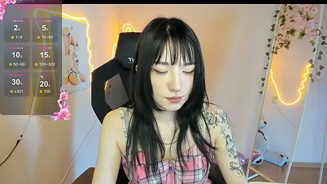 AliceeinWonderlanddd online show from April 10, 2:50 am