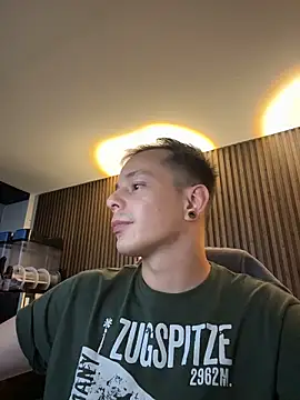 Snapshot of AxelMuller chatting on February 10, 8:51 am AxelMuller online show from February 10, 8:51 am