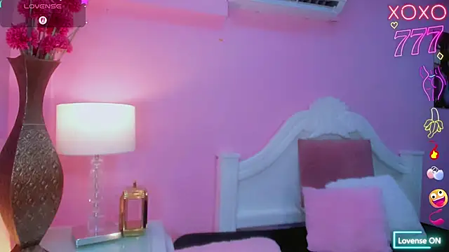 Maia Hotts online show from April 5, 8:28 pm