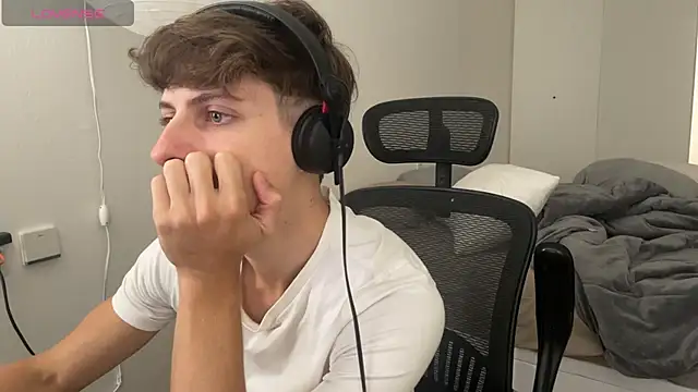 Snapshot of vitoraugustoxxx chatting on February 9, 2:43 pm vitoraugustoxxx online show from February 9, 2:43 pm