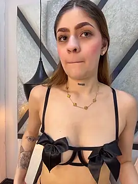 Snapshot of AriaWillssX chatting on February 2, 8:51 pm AriaWillssX online show from February 2, 8:51 pm