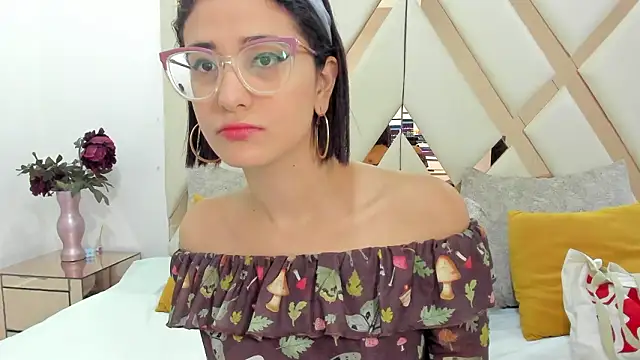 crystalstonee online show from March 7, 9:01 pm