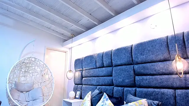 crystalstonee online show from March 31, 8:09 pm