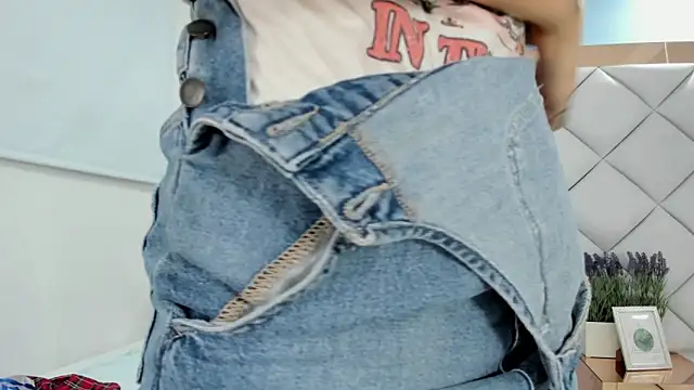 crystalstonee online show from April 14, 9:43 pm