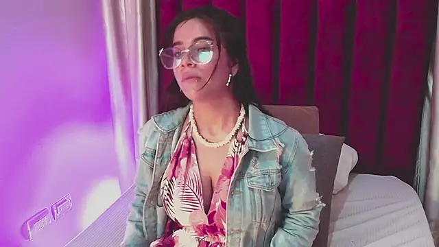 VaiaLowell online show from February 20, 7:03 pm