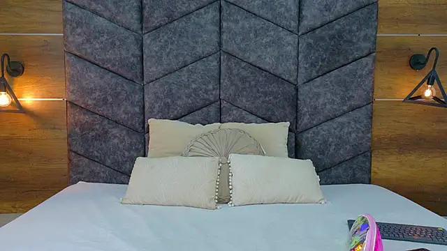 Snapshot of AnnieRouse__ chatting on February 21, 11:44 am AnnieRouse online show from February 21, 11:44 am