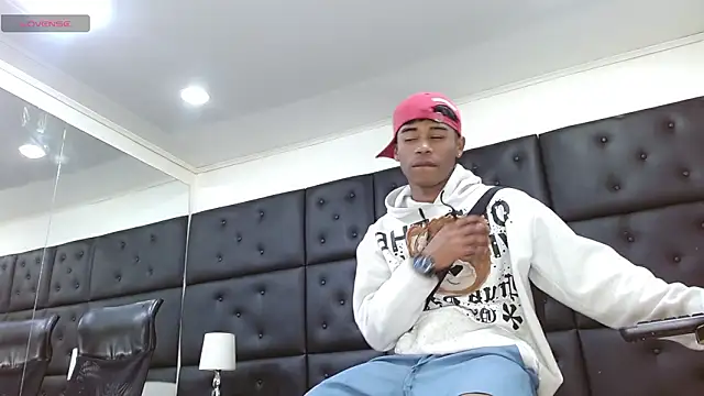 Snapshot of TonnyMarck chatting on February 4, 2:39 am TonnyMarck online show from February 4, 2:39 am