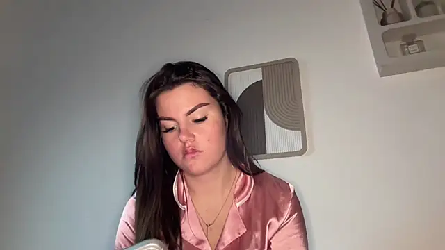 kiaraaaa75 online show from February 12, 4:35 pm