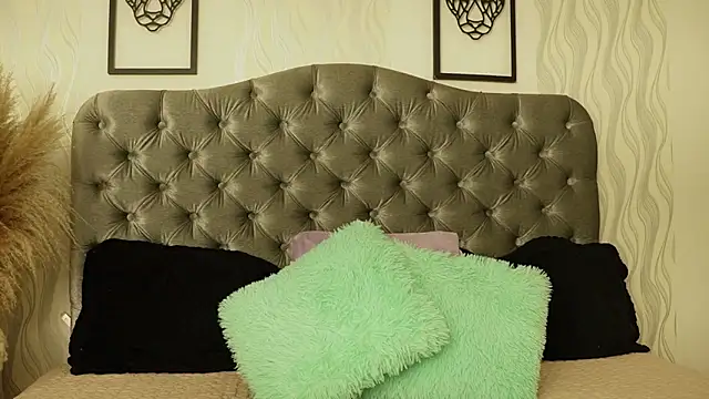 katt eyes  online show from April 8, 1:33 pm