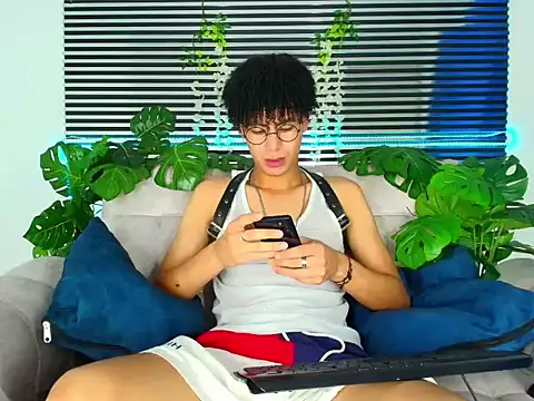 ThiiagoSaeenz online show from March 5, 4:03 pm