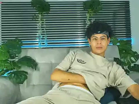 ThiiagoSaeenz online show from April 7, 5:19 am