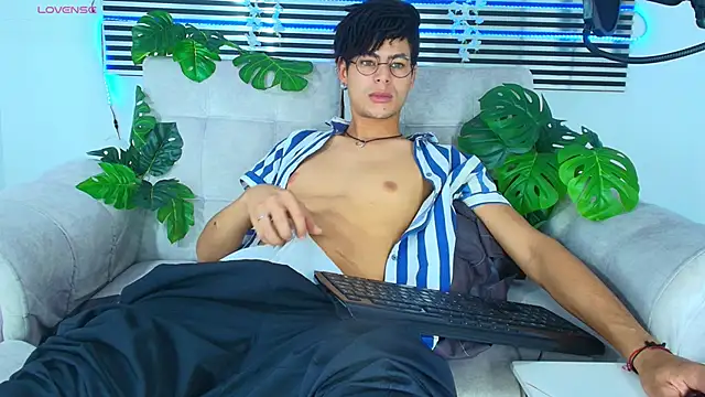 ThiiagoSaeenz online show from May 23, 5:28 pm