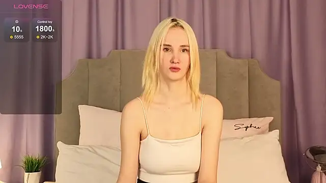 Snapshot of CrystalLili chatting on February 9, 3:32 am CrystalLili online show from February 9, 3:32 am