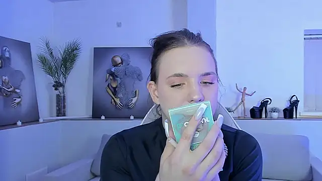 Snapshot of Madison_dolly chatting on February 7, 2:04 am Madison dolly online show from February 7, 2:04 am