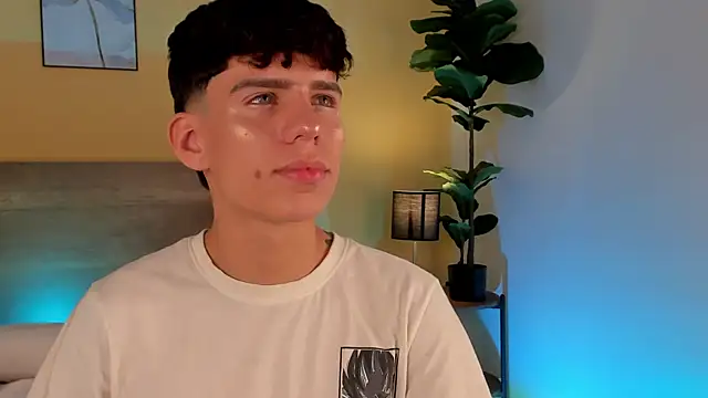 Snapshot of Angel_eros_ chatting on February 12, 4:51 am Angel eros online show from February 12, 4:51 am