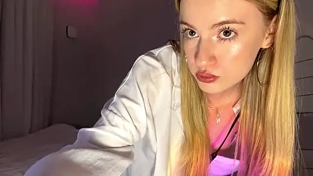 Between Eeys online show from February 11, 3:39 pm