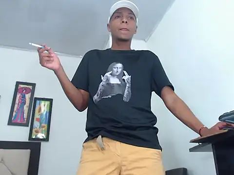 Snapshot of hotboyluxe chatting on February 6, 3:00 am hotboyluxe online show from February 6, 3:00 am