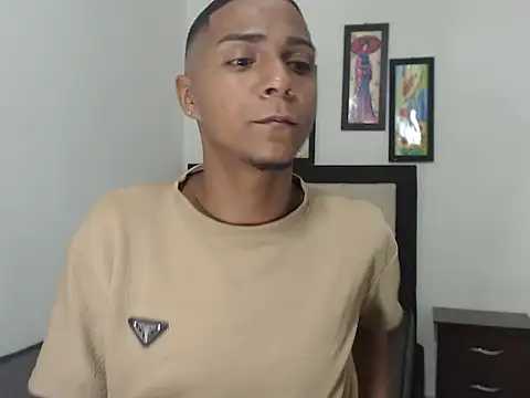 Snapshot of hotboyluxe chatting on February 14, 2:41 am hotboyluxe online show from February 14, 2:41 am