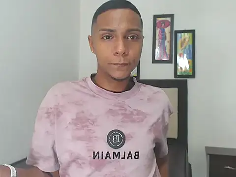 Snapshot of hotboyluxe chatting on February 15, 3:47 am hotboyluxe online show from February 15, 3:47 am