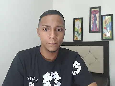 Snapshot of hotboyluxe chatting on February 18, 2:51 am hotboyluxe online show from February 18, 2:51 am