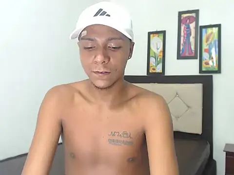 Snapshot of hotboyluxe chatting on February 27, 3:17 am hotboyluxe online show from February 27, 3:17 am