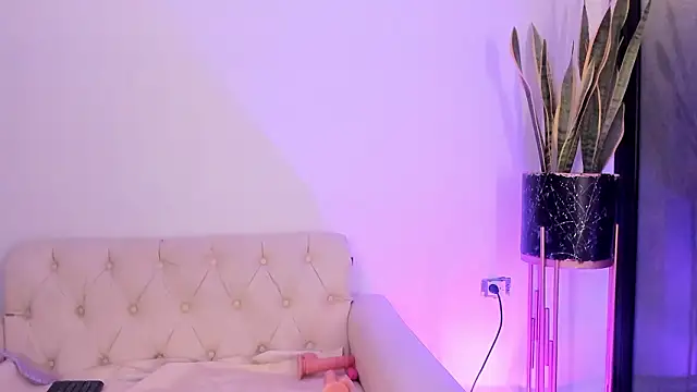 liorah wolf online show from February 25, 8:40 pm