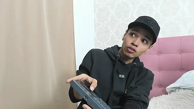 Snapshot of Alejandroo_Montenegro chatting on February 18, 2:29 am Alejandroo Montenegro online show from February 18, 2:29 am