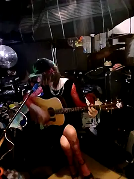 Snapshot of AllucyLu chatting on February 15, 7:51 am AllucyLu online show from February 15, 7:51 am