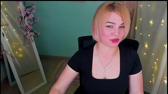Snapshot of CuttieEmma chatting on June 17, 1:56 pm CuttieEmma online show from June 17, 1:56 pm