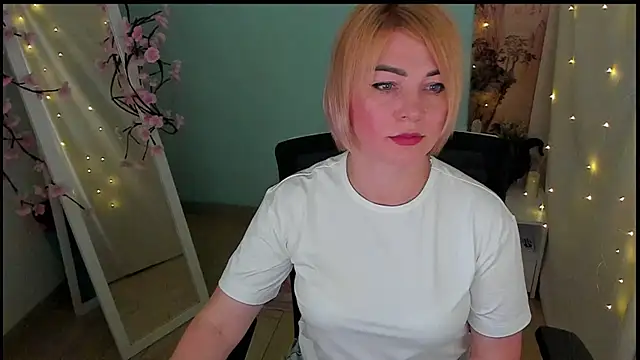 Snapshot of CuttieEmma chatting on June 19, 7:12 am CuttieEmma online show from June 19, 7:12 am