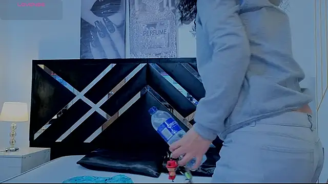 Zoe-yanin online show from April 10, 6:45 pm