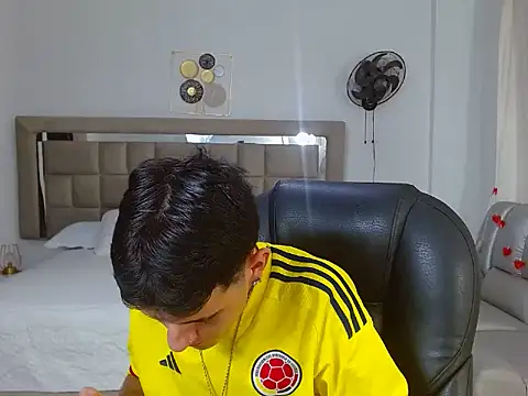 eroboyxox online show from February 19, 7:32 pm