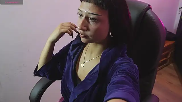 Snapshot of mia_bloom2 chatting on May 6, 6:41 am mia bloom2 online show from May 6, 6:41 am