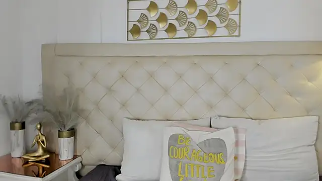 Snapshot of sweets_one chatting on March 2, 7:15 am sweets one online show from March 2, 7:15 am