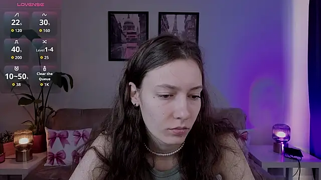 Snapshot of VioletaBloom chatting on February 1, 7:07 am VioletaBloom online show from February 1, 7:07 am