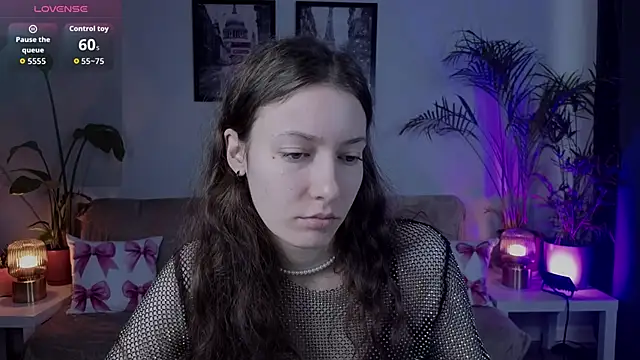 Snapshot of VioletaBloom chatting on February 6, 7:12 am VioletaBloom online show from February 6, 7:12 am