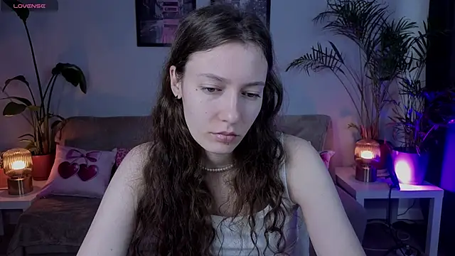 Snapshot of VioletaBloom chatting on February 12, 7:14 am VioletaBloom online show from February 12, 7:14 am