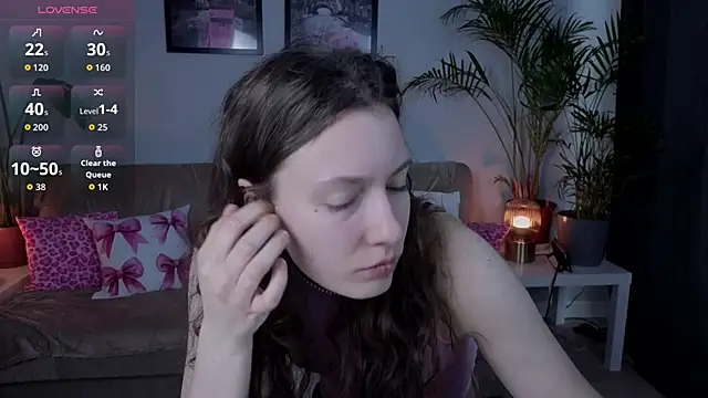 Snapshot of VioletaBloom chatting on February 18, 7:26 am VioletaBloom online show from February 18, 7:26 am