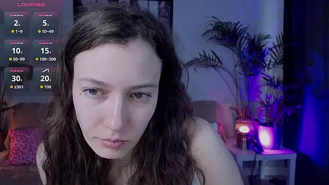 Snapshot of VioletaBloom chatting on February 24, 7:17 am VioletaBloom online show from February 24, 7:17 am