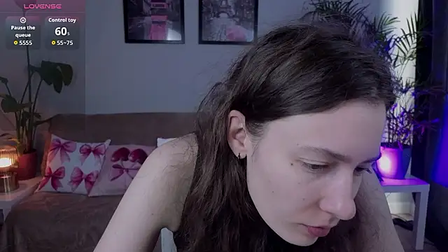 Snapshot of VioletaBloom chatting on March 1, 8:05 am VioletaBloom online show from March 1, 8:05 am