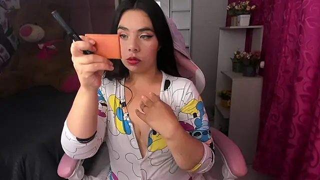 Snapshot of liany_taylor chatting on February 18, 2:29 am liany taylor online show from February 18, 2:29 am