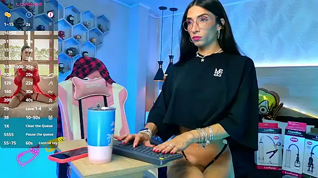 kylliefox  online show from October 6, 1:30 pm