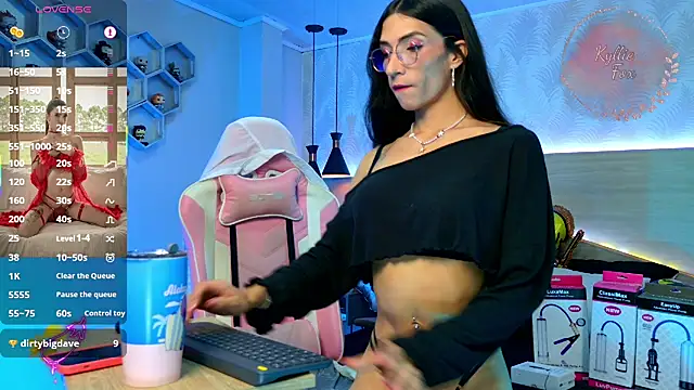 kylliefox  online show from October 15, 1:33 pm