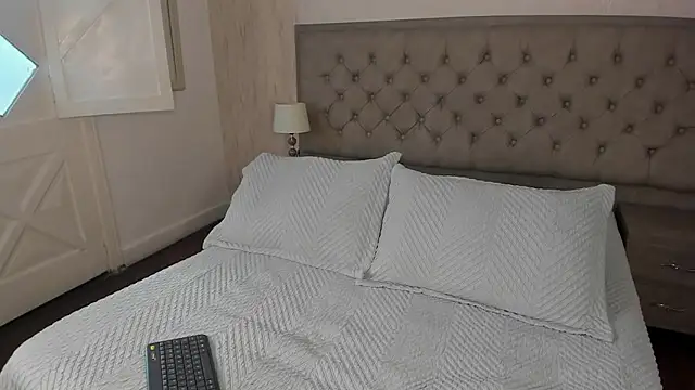 Snapshot of Sienna_brunette chatting on February 3, 1:16 pm Sienna brunette online show from February 3, 1:16 pm