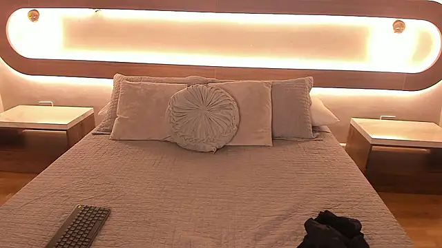 Snapshot of Sienna_brunette chatting on February 8, 12:19 pm Sienna brunette online show from February 8, 12:19 pm