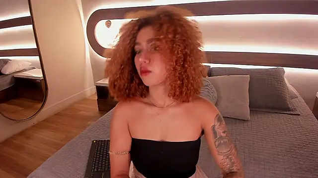 Snapshot of Sienna_brunette chatting on February 10, 12:20 pm Sienna brunette online show from February 10, 12:20 pm