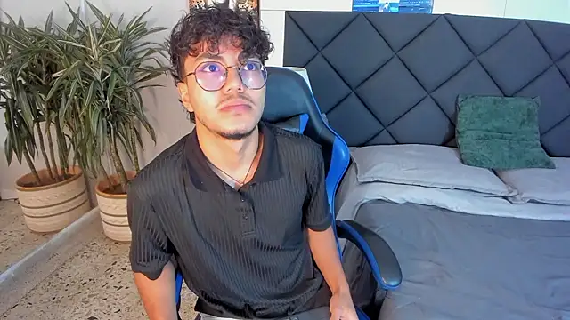 Snapshot of kai_storn chatting on February 20, 11:54 am kai storn online show from February 20, 11:54 am