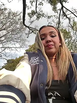 Snapshot of AryMoonxxx chatting on February 14, 10:17 pm AryMoonxxx online show from February 14, 10:17 pm