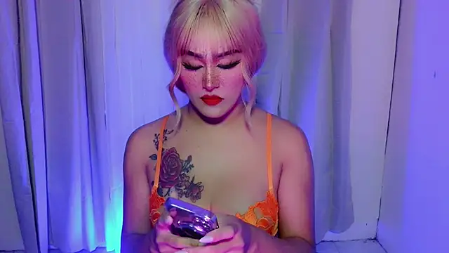 ChloeAsian online show from May 9, 9:25 am